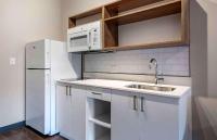 Extended Stay America Premier Suites - Tampa - Fairgrounds - Casinoにあるキッチンまたは簡易キッチン