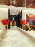 eine Lobby mit roten Topfpflanzen in einem Gebäude in der Unterkunft Platinum KLCC &amp; Bukit Bintang in Kuala Lumpur