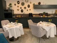 La Cabane D'Ambroiseにあるレストランまたは飲食店