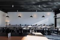 un comedor con mesas y sillas en ibis Valence Sud, en Valence