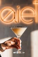 una persona sosteniendo una copa de martini en un bar en ibis Valence Sud, en Valence