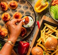 Jídlo v hotelu nebo okolí