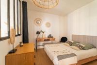 a bedroom with a large bed and a desk at Charmant appartement haut de gamme in Bordeaux