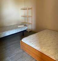 Habitación con 2 camas y estante para libros en Logis des travailleurs, en Sormery