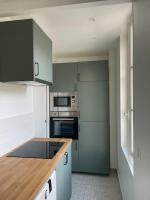 a kitchen with green and white cabinets and appliances at Charmant 2 pièces proche RER B direction Paris in Fontenay-aux-Roses