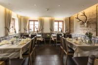 Reštaurácia alebo iné gastronomické zariadenie v ubytovaní Posthotel Pfunds