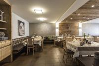 Reštaurácia alebo iné gastronomické zariadenie v ubytovaní Posthotel Pfunds