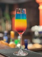 una bevanda colorata in un bicchiere appoggiato su un tavolo di Manyo Hotel and Resort a Luang Prabang