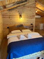 A bed or beds in a room at Esinti Bungalows Otel