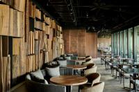 una fila de mesas y sillas en una biblioteca en The Royal Park Hotel Iconic Nagoya, en Nagoya