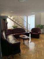una sala de estar con un sofá y una mesa en Tató Apartman, en Szeged