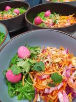 un tazón de ensalada con zanahorias y otras verduras en La Petite Porte Verte, en Bouilland