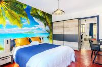 Schlafzimmer mit einem Bett und Meerblick in der Unterkunft Esprit Tahiti in Rivesaltes