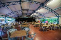 Ein Restaurant oder anderes Speiselokal in der Unterkunft Camping l&#39;Etoile de Mer - Maeva 