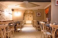 ein Zimmer mit Tischen und Stühlen in einem Restaurant in der Unterkunft Volunteer Inn in Chipping Campden