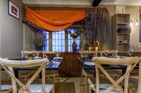 ein Esszimmer mit Tisch und Stühlen und einem Fenster in der Unterkunft Volunteer Inn in Chipping Campden