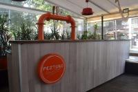 een restaurantbalie met een rode kraan bij Andes Suites in Santiago