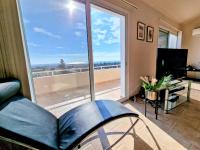 TV a/nebo společenská místnost v ubytování Paphos Central Penthouse