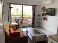Televízia a/alebo spoločenská miestnosť v ubytovaní Appartement 2 pièces meublés à Juan Les Pins