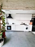 Kuhinja oz. manj&scaron;a kuhinja v nastanitvi Furnished - Bright, Modern apartment in Brussels, 15 minutes walk from the Atomium