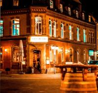 um edifício com um banco em frente a uma rua em Hotel Vesa em Sindelfingen