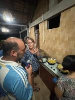 槟知Homestay Bentre Coco Lodge的一群站在厨房里的人