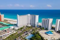 eine Luftaufnahme eines Resorts in der Nähe des Ozeans in der Unterkunft Pelican Beach Resort by Colasan in Destin