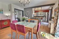 a dining room and kitchen with a table and chairs at Villa mimosas in Brech