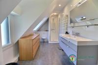 a bathroom with a sink and a toilet at Villa mimosas in Brech