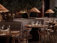 瓦萨Original Sokos Hotel Royal的一间有桌椅和酒杯的餐厅