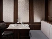 瓦萨Original Sokos Hotel Royal的上面有酒杯的桌子