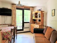 ein Wohnzimmer mit einem Sofa und einem Tisch in der Unterkunft Résidence Balcons Des Orres - Studio pour 6 Personnes 831 in Les Orres