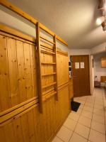 eine Reihe von Holzschlitten in einem Zimmer in der Unterkunft Résidence Grande Chaume - 2 Pièces pour 6 Personnes 424 in Vénosc