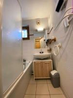 ein Bad mit einem Waschbecken, einer Dusche und einem WC in der Unterkunft Résidence Grande Chaume - 2 Pièces pour 6 Personnes 424 in Vénosc