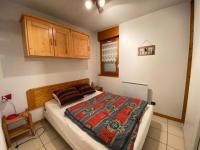 ein Schlafzimmer mit einem Bett in einem Zimmer in der Unterkunft Résidence Grande Chaume - 2 Pièces pour 6 Personnes 424 in Vénosc