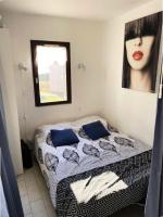 Posteľ alebo postele v izbe v ubytovaní Résidence Antigua - Studio Cabine 4 couchages LE BARCARES MAE-8304