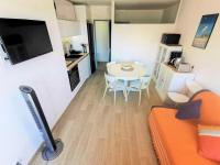 Kuchnia lub aneks kuchenny w obiekcie Résidence Le Cezelly - 2 Pièces cabine 5 couchages PORT LEUCATE. Réf: 4CEZ_6C MAE-6634