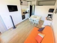 Kuchnia lub aneks kuchenny w obiekcie Résidence Le Cezelly - 2 Pièces cabine 5 couchages PORT LEUCATE. Réf: 4CEZ_6C MAE-6634