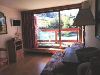 ein Wohnzimmer mit einem Sofa und einem großen Fenster in der Unterkunft Résidence Les Charmettes - Studio pour 2 Personnes 304 in Arc 1600