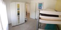 1 Schlafzimmer mit 2 Etagenbetten und einem Spiegel in der Unterkunft Résidence Courtaude - 3 Pièces pour 5 Personnes 854 in Six-Fours-les-Plages