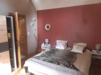 Łóżko lub łóżka w pokoju w obiekcie PEYRIGNAC - Maison 3 Pièces 4 personnes MAE-0684
