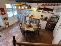Kuchnia lub aneks kuchenny w obiekcie Maison dans la magnifique village de Montjoi