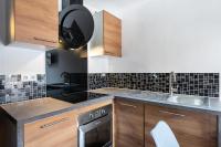 una cocina con armarios de madera y fregadero en Résidence La Roche Blanche - 3 Pièces pour 6 Personnes 264, en Val Thorens