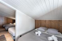 1 dormitorio con 2 camas y espejo en Résidence La Roche Blanche - 3 Pièces pour 6 Personnes 264, en Val Thorens