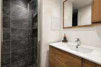 y baño con lavabo y ducha. en Résidence La Roche Blanche - 3 Pièces pour 6 Personnes 264, en Val Thorens