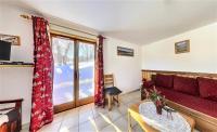 Telewizja i/lub zestaw kina domowego w obiekcie Chalet Les Airelles - APPARTEMENT DANS CHALET AVEC GARAGE MAE-9054