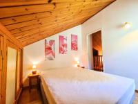 Łóżko lub łóżka w pokoju w obiekcie Résidence Hameau - Chalet confortable · Poêle à bois · Terrasse · Garage MAE-8714