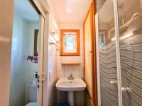 Łazienka w obiekcie Résidence Hameau - Chalet confortable · Poêle à bois · Terrasse · Garage MAE-8714