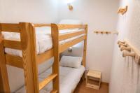 a room with two bunk beds in a room at Résidence Le Parc Des Airelles - 2 Pièces pour 4 Personnes 454 in Les Orres