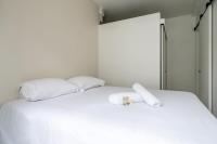 Een bed of bedden in een kamer bij Charming apartment for 2 in the heart of Paris - Welkeys
